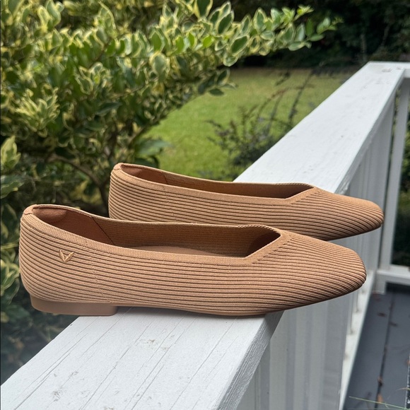 Vivaia NWOT Margot 2.0 flats - Picture 4 of 8
